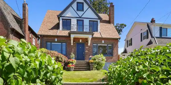 6228 Green Lake N