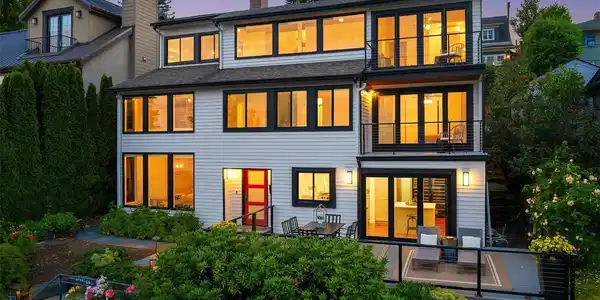917 Lake Washington S