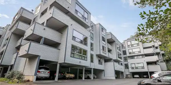 2510 Manor