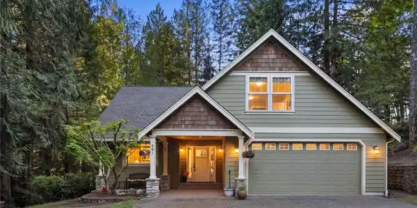 981 Lakeshore Dr