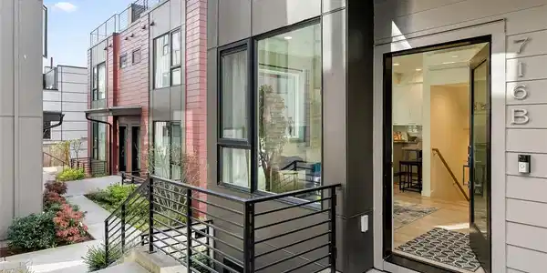 716 11th E