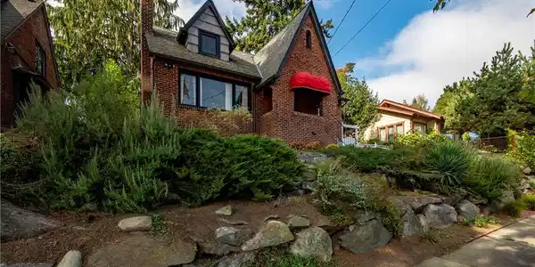 8249 16th Avenue NE