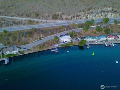 2650 Lakeshore