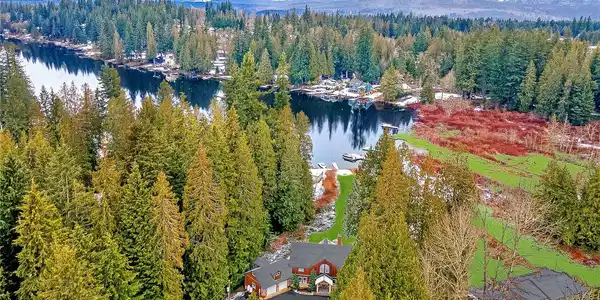 6201 Flowing Lake