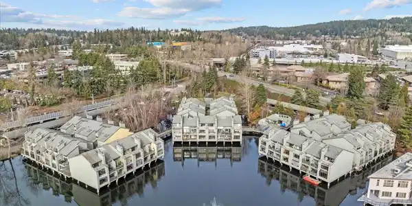 6 Lake Bellevue