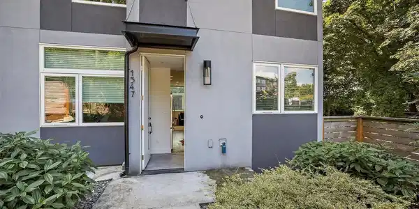 1547 Boylston E