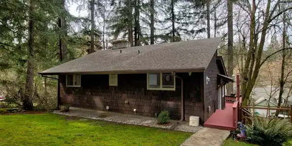 8410 Thrulake SE