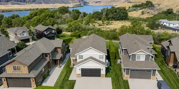 9434 Yakima NW