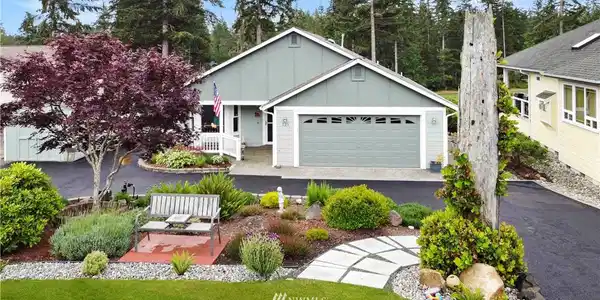 121 E Connemara Way