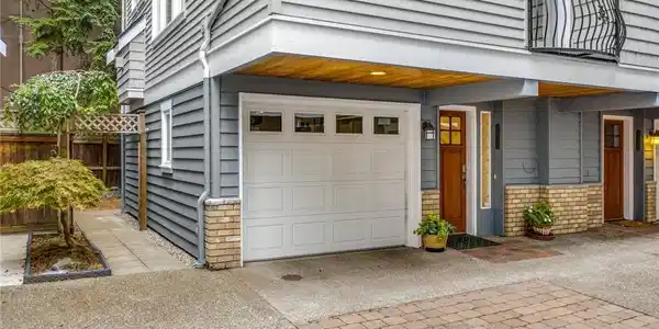 1133 10th E