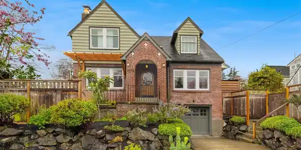 2502 Roanoke