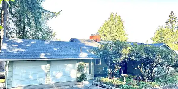 6103 Lake Saint Clair SE