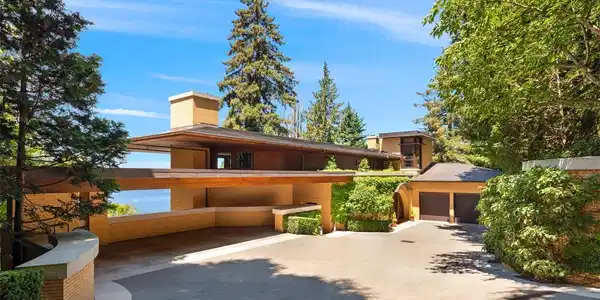 415 Shoreland SE