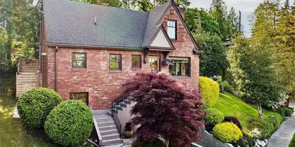 5505 Seward Park S
