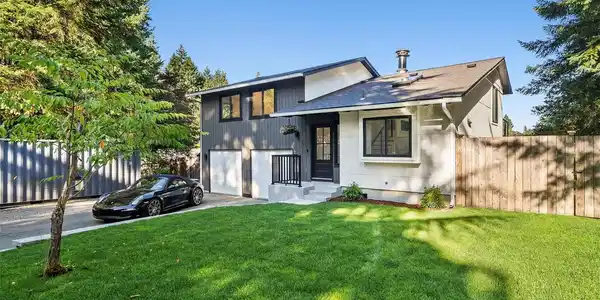 2216 Patricia SE