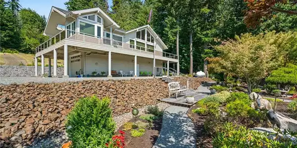 1602 Summit Lake Shore Road NW