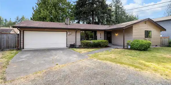 5615 195th E