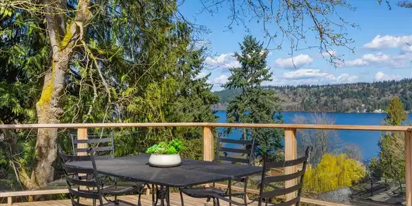 11904 Lakeside NE