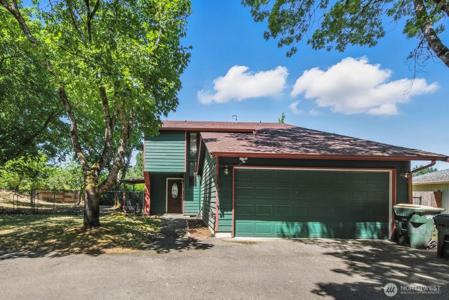 3044 Carpenter Hills SE