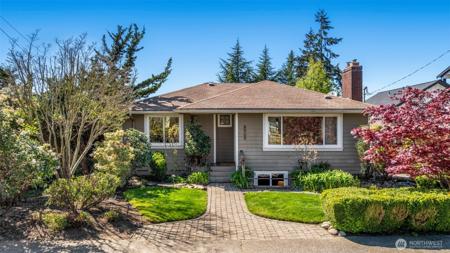 8909 8th NE