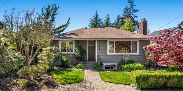 8909 8th NE