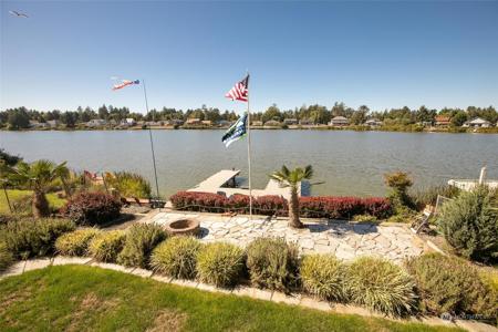 355 Lake View NE