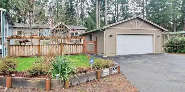 1221 Lakeshore W