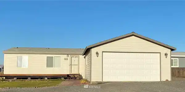 401 Edgewater Way SW