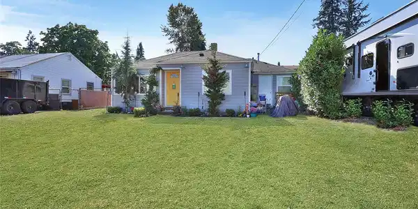 8908 Rose SW