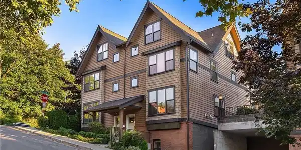 303 Bellevue SE