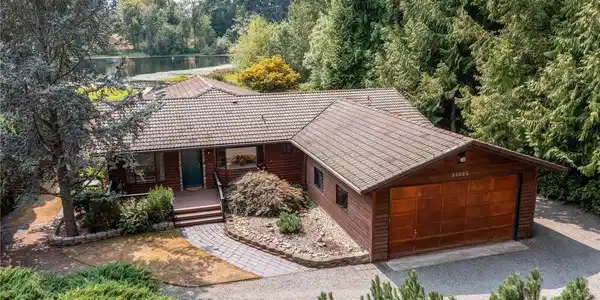 33025 Lake Holm SE
