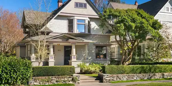 952 16th E