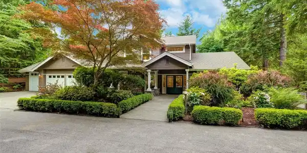 2609 Beaver Lake SE