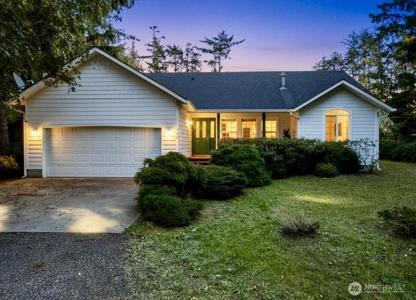 736 Duck Lake SE
