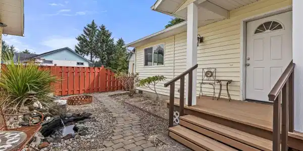 526 Sunset NE