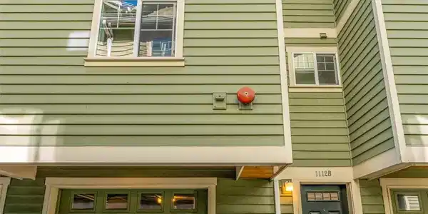 1112 10th E