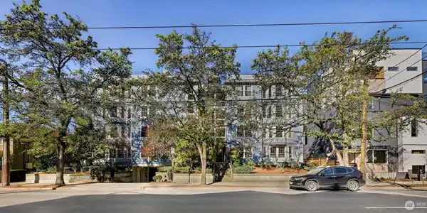 1111 10th E