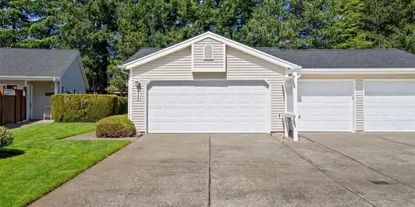 4726 Stratford SE