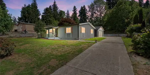 5702 Hollis SE