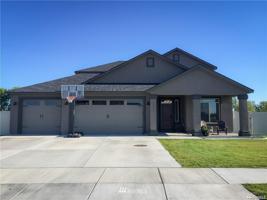 537 Astor Loop NE