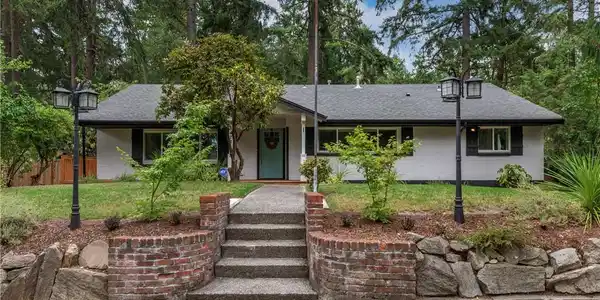 8423 Woodholme SW