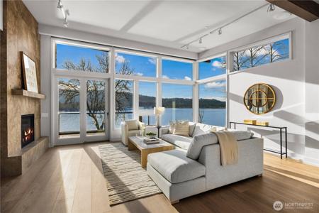 4323 Lake Sammamish SE