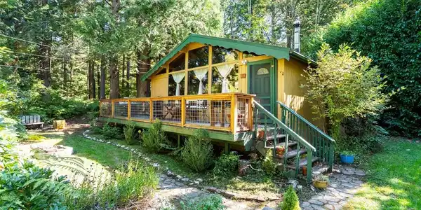 570 Lakeside Dr