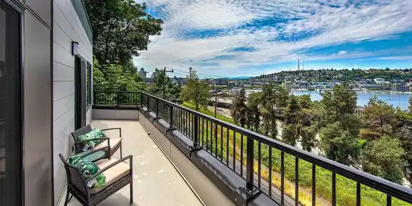 1028 Lakeview E
