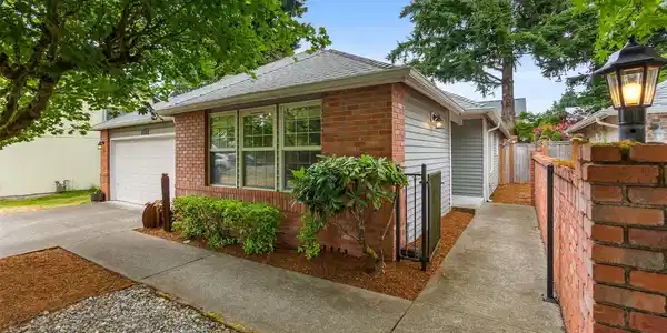 5285 Lake Hills SE