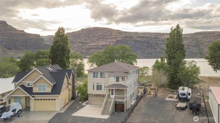 582 River SW