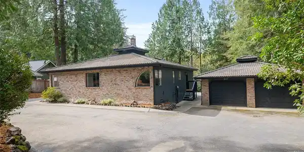 771 Lakeshore