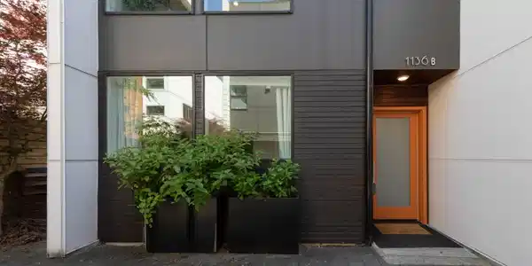 1136 10th E