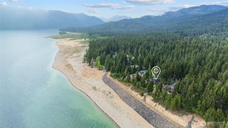 590 Domerie Bay