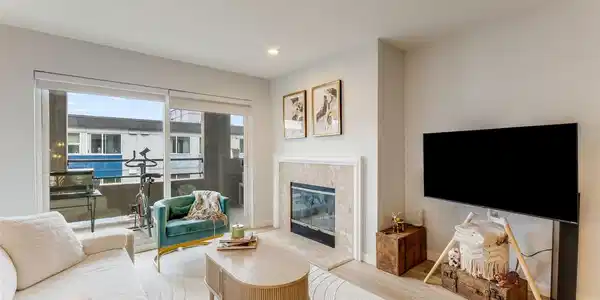 1504 Aurora N